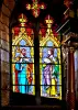 教会のステンドグラスの窓（©J.E）