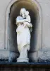 Estatua de la Virgen y el Niño, contra una fachada residencial (© J.E)