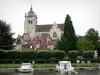 Dole - Collégiale Notre-Dame, maisons de la vieille ville, arbres, canal du Rhône au Rhin et bateaux amarrés (port fluvial)