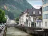 Morez - Rivière Bienne, maisons et immeubles de la ville ; dans le Parc Naturel Régional du Haut-Jura