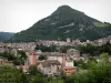 Saint-Claude - Maisons et immeubles de la ville, arbres, montagne ; dans le Parc Naturel Régional du Haut-Jura